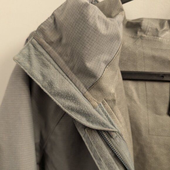 The North Face Hyvent 2.5L rain jacket - size small. - Picture 7 of 7